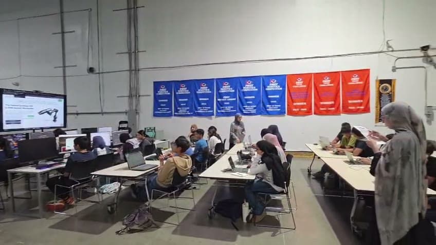 ITKAN students model parts in 3D during the CAD track