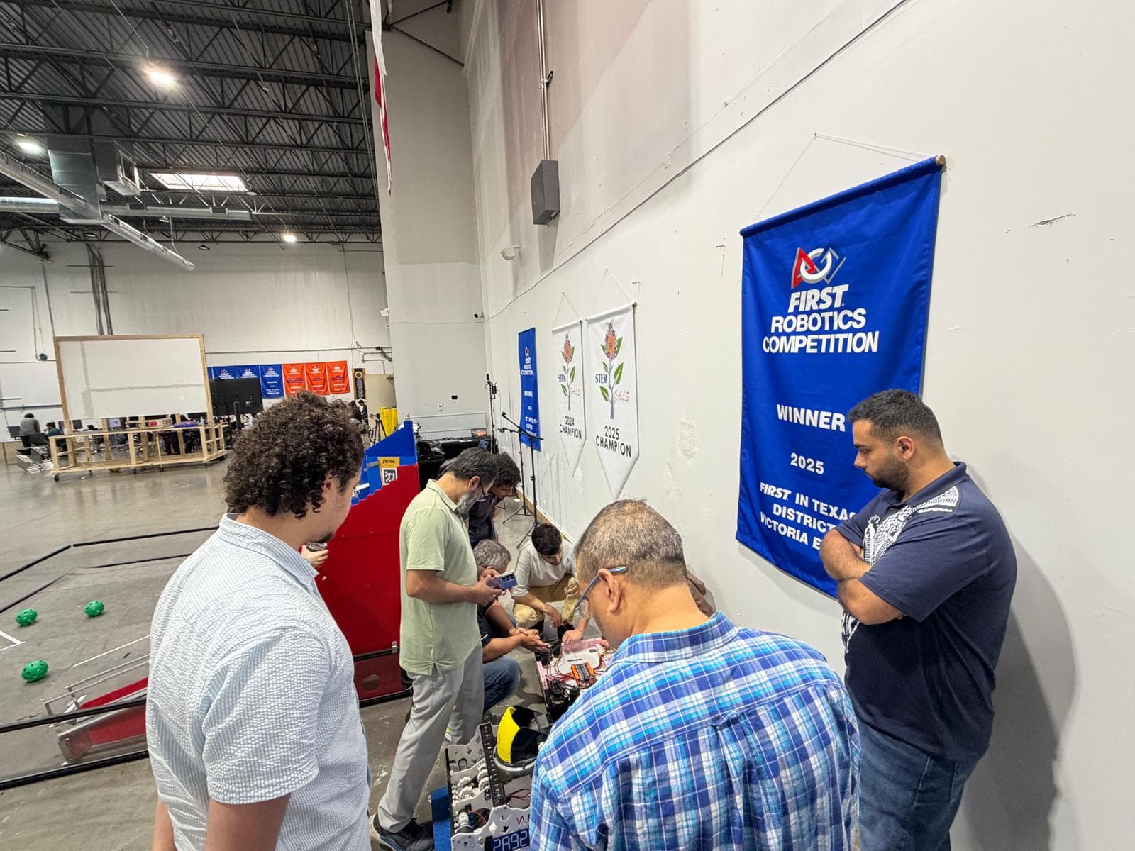 Texas Instruments engineers and ITKAN students and coaches gathered at the ITKAN Innovation Hub